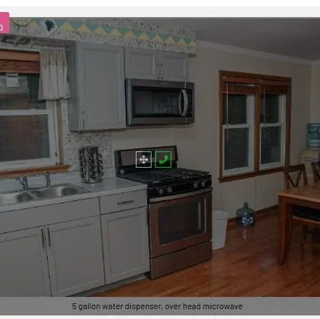 3 Bedroom, 2 Bathroom, Full Finished Basement Bungalow, Near Oaklawn Guest house *