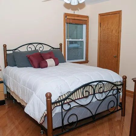 3 Bedroom, 2 Bathroom, Full Finished Basement Bungalow, Near Oaklawn Guest house