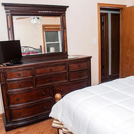 3 Bedroom, 2 Bathroom, Full Finished Basement Bungalow, Near Oaklawn Guest house *