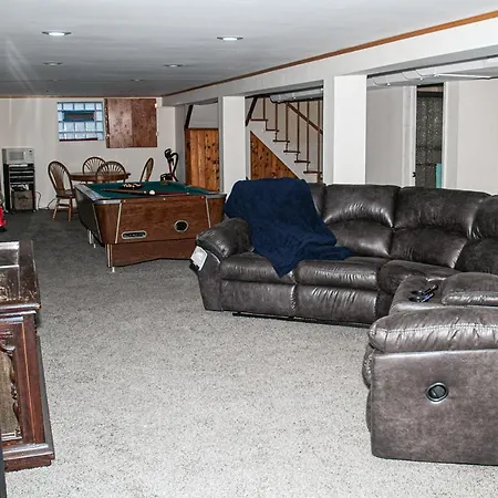 3 Bedroom, 2 Bathroom, Full Finished Basement Bungalow, Near Oaklawn Guest house *