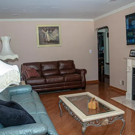 Guest house 3 Bedroom, 2 Bathroom, Full Finished Basement Bungalow, Near Oaklawn *