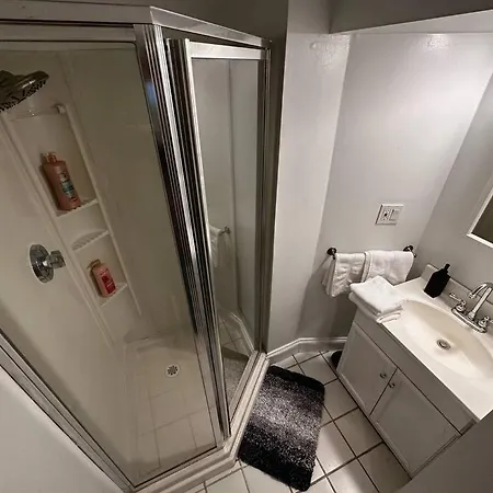 Apartment 1 Bedroom Gem: Discover Andersonville's Garden Unit