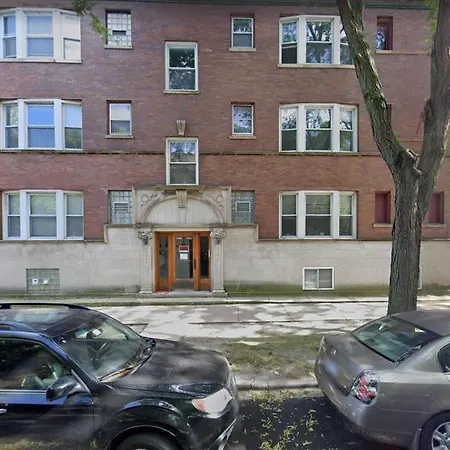 Apartment 1 Bedroom Gem: Discover Andersonville's Garden Unit *