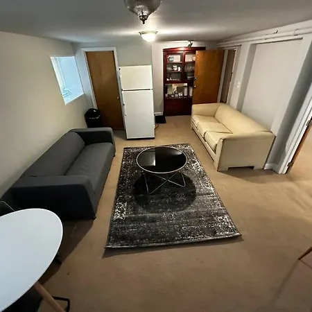 Apartment 1 Bedroom Gem: Discover Andersonville's Garden Unit *