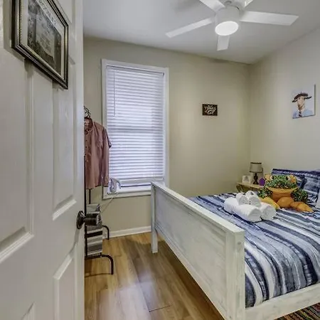 Historical Pullman - Fully Furnished Apartment