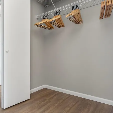 Old Town 3br W Gym Dog Run Nr Entertainment Chi-1004 * Chicago