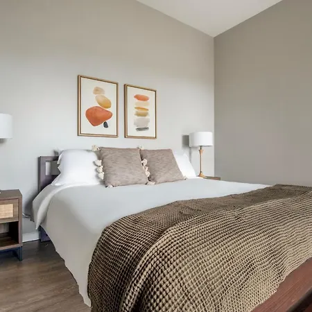 Old Town 3br W Gym Dog Run Nr Entertainment Chi-1004 * Chicago