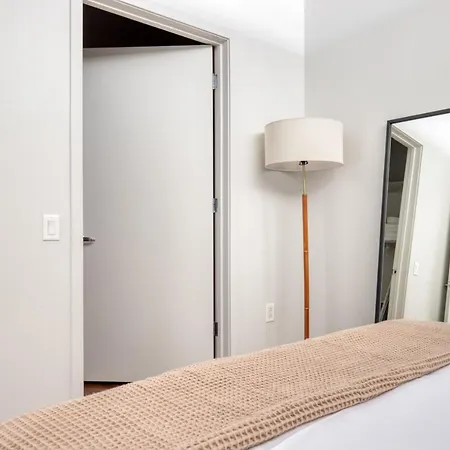 Apartment River North 1br W Gym Lounge Roof Nr Riverwalk Chi-896 *