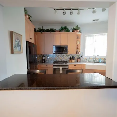 Bootlegger House Sleeps 10-20 Free Tv & Parking * Chicago