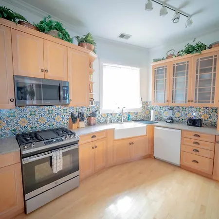 Bootlegger House Sleeps 10-20 Free Tv & Parking Chicago