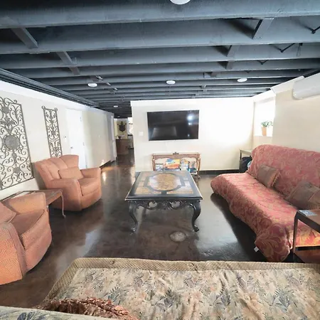 Bootlegger House Sleeps 10-20 Free Tv & Parking *