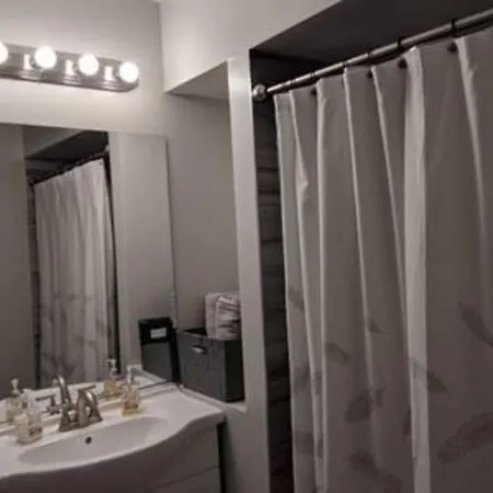 Avondale Gem: 2br, Stylish Kitchen, Transit Nearby Apartment