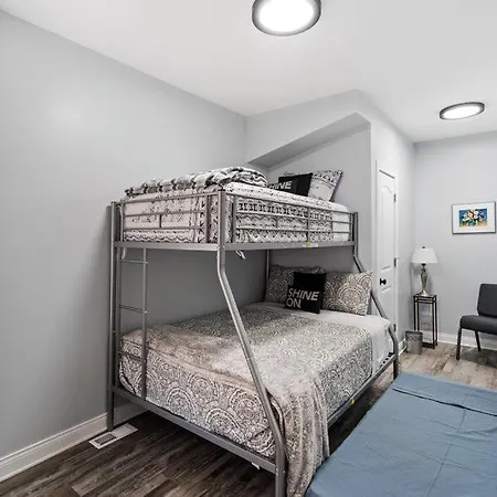Apartment Newly Rehabbed Greystone With 2 Private Apartments, Backyard, Garage, Laundry, Close To Expressway *