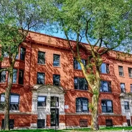 Bronzville Gem: Stylish 2br/2ba Haven Perfect For Traveling Nurses & Business Professionals