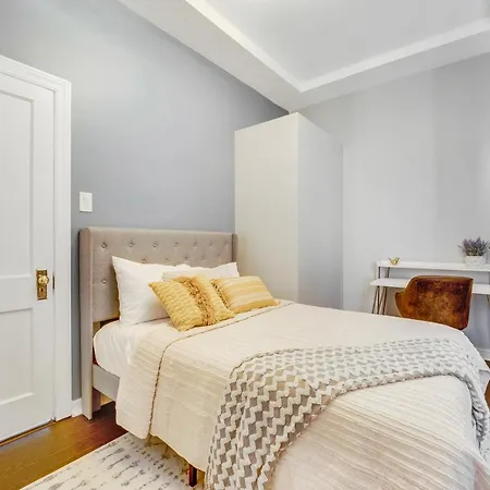 The Logandale: Huge Mid-century Home, Sleeps 15 * Chicago