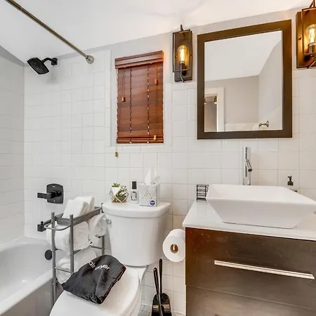The Logandale: Huge Mid-century Home, Sleeps 15 * Chicago