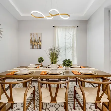 The Logandale: Huge Mid-century Home, Sleeps 15 *