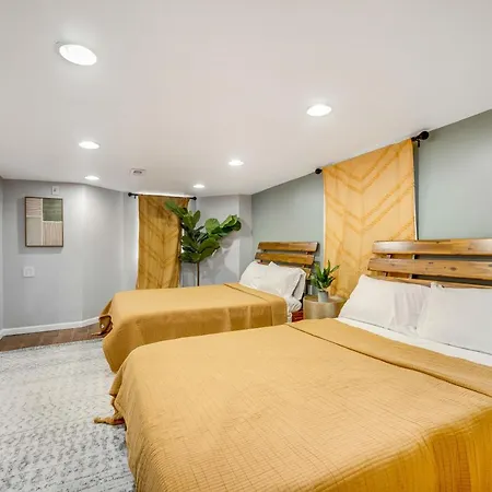 Holiday home The Logandale: Huge Mid-century Home, Sleeps 15 Chicago