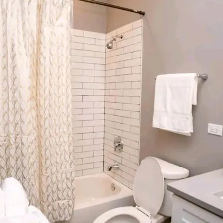 Bronzville Gem: Stylish 2br/2ba Haven Perfect For Traveling Nurses & Business Professionals Apartment Chicago