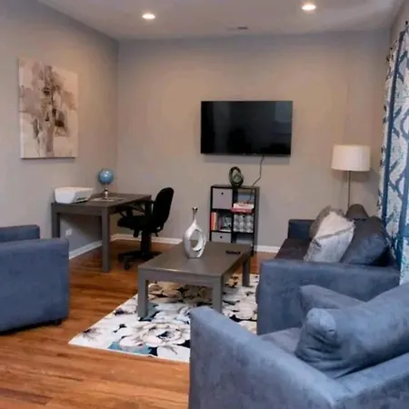 Bronzville Gem: Stylish 2br/2ba Haven Perfect For Traveling Nurses & Business Professionals Apartment