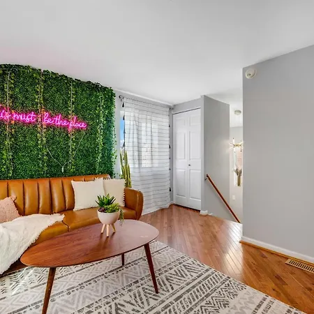 Holiday home The Logandale: Huge Mid-century Home, Sleeps 15 Chicago