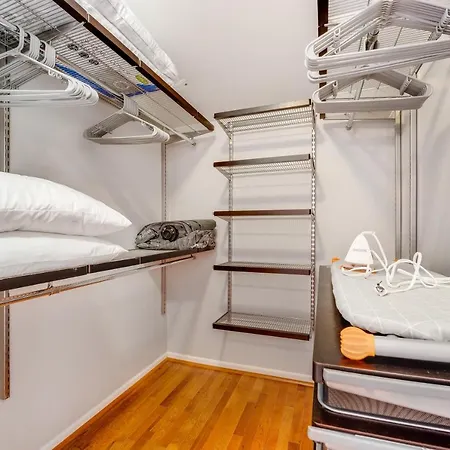 The Logandale: Huge Mid-century Home, Sleeps 15 * Chicago