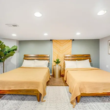 The Logandale: Huge Mid-century Home, Sleeps 15 *