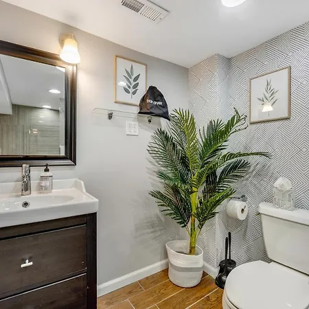 The Logandale: Huge Mid-century Home, Sleeps 15 Chicago