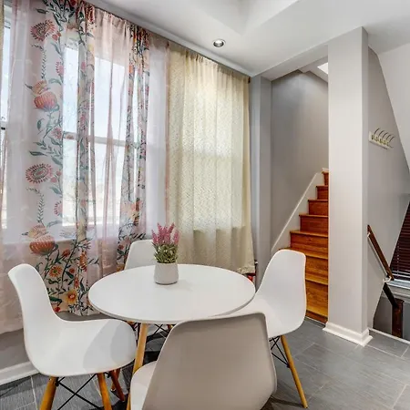 The Logandale: Huge Mid-century Home, Sleeps 15 Holiday home