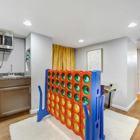 The Logandale: Huge Mid-century Home, Sleeps 15 Chicago