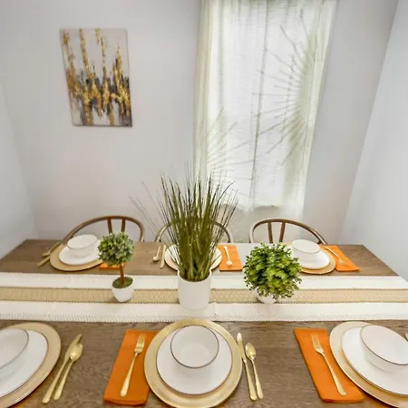 The Logandale: Huge Mid-century Home, Sleeps 15 Chicago