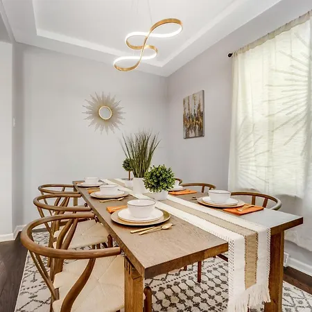 The Logandale: Huge Mid-century Home, Sleeps 15