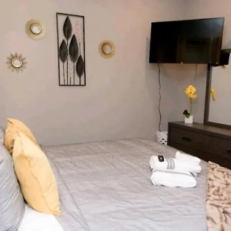 Bronzville Gem: Stylish 2br/2ba Haven Perfect For Traveling Nurses & Business Professionals