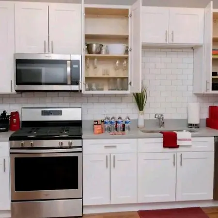 Bronzville Gem: Stylish 2br/2ba Haven Perfect For Traveling Nurses & Business Professionals Apartment