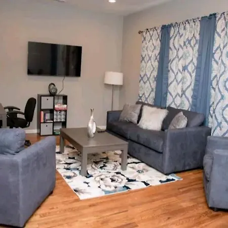 Bronzville Gem: Stylish 2br/2ba Haven Perfect For Traveling Nurses & Business Professionals