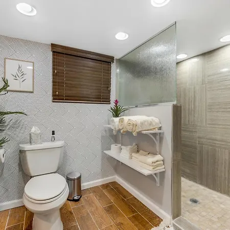 The Logandale: Huge Mid-century Home, Sleeps 15 * Chicago