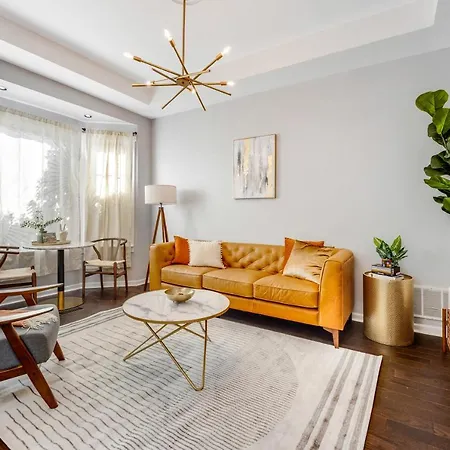 Holiday home The Logandale: Huge Mid-century Home, Sleeps 15 Chicago