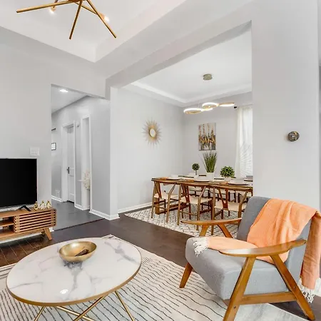 The Logandale: Huge Mid-century Home, Sleeps 15 Holiday home Chicago
