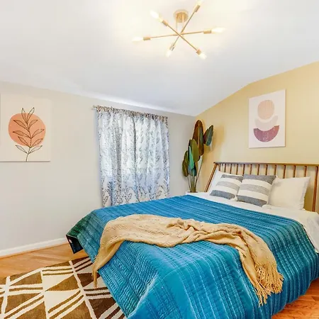 Holiday home The Logandale: Huge Mid-century Home, Sleeps 15 *