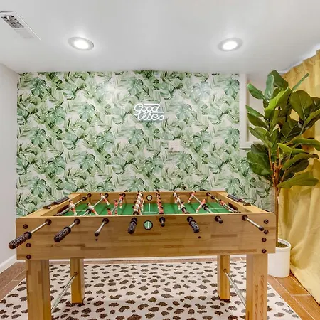 The Logandale: Huge Mid-century Home, Sleeps 15 Holiday home *