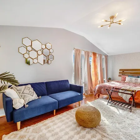 The Logandale: Huge Mid-century Home, Sleeps 15