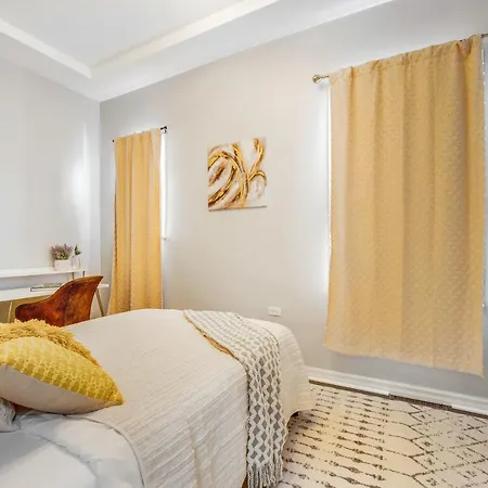 Holiday home The Logandale: Huge Mid-century Home, Sleeps 15