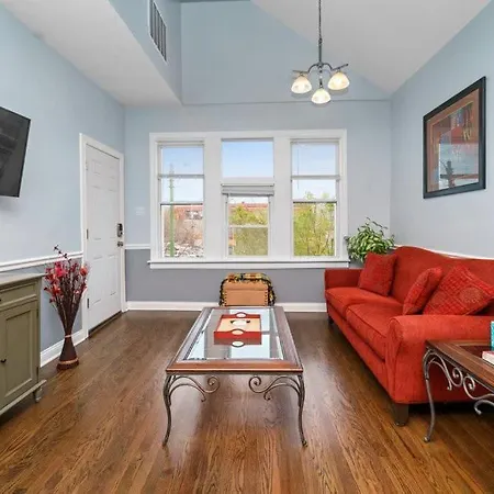 Apartment Cozy, Top-floor 3br Loft With Balcony In West Town Chicago