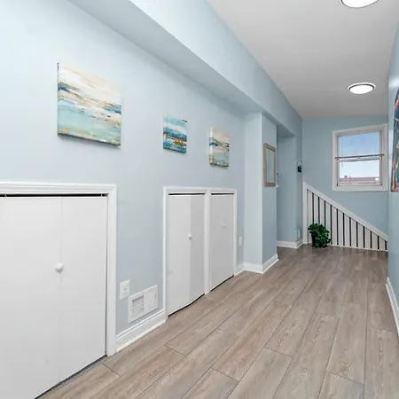 Cozy, Top-floor 3br Loft With Balcony In West Town Chicago