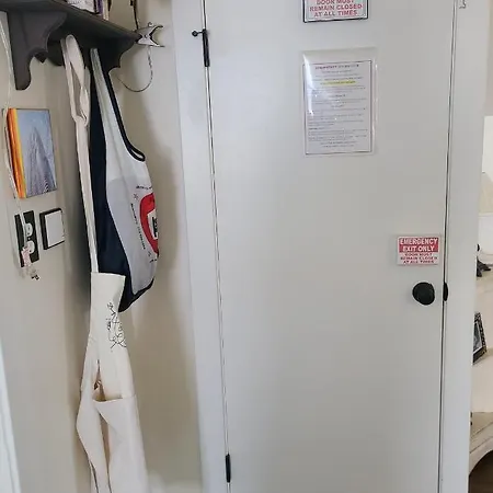 Well-appointed Cozy Portage Park Apt, Dogs, Kids, Free Parking, 420 Compliant