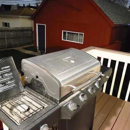 Well-appointed Cozy Portage Park Apt, Dogs, Kids, Free Parking, 420 Compliant Apartment *