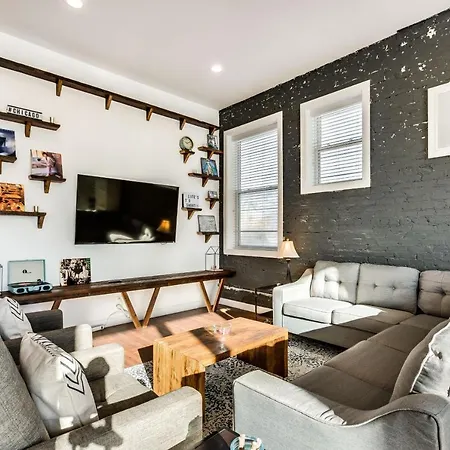 Apartment Converted Store Front Lets Live Like A Local In The Heart Of It All! Chicago