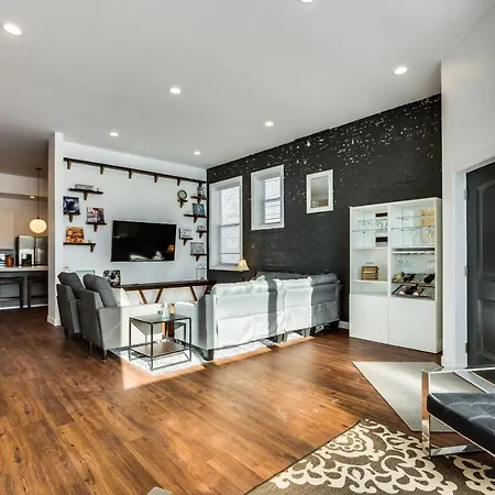 Apartment Converted Store Front Lets Live Like A Local In The Heart Of It All! *