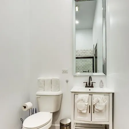 Converted Store Front Lets Live Like A Local In The Heart Of It All! Chicago