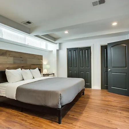 Converted Store Front Lets Live Like A Local In The Heart Of It All! Apartment *